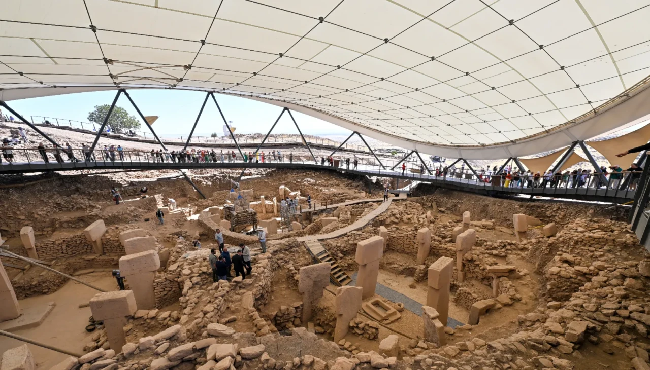 Göbeklitepe'de tarihi keşif: Duvara monte insan heykeli bulundu