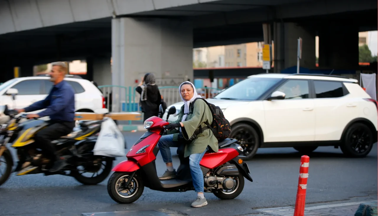 İran’da Kadınlar motosiklet ehliyeti için yasal engellerin kaldırılmasını talep ediyor
