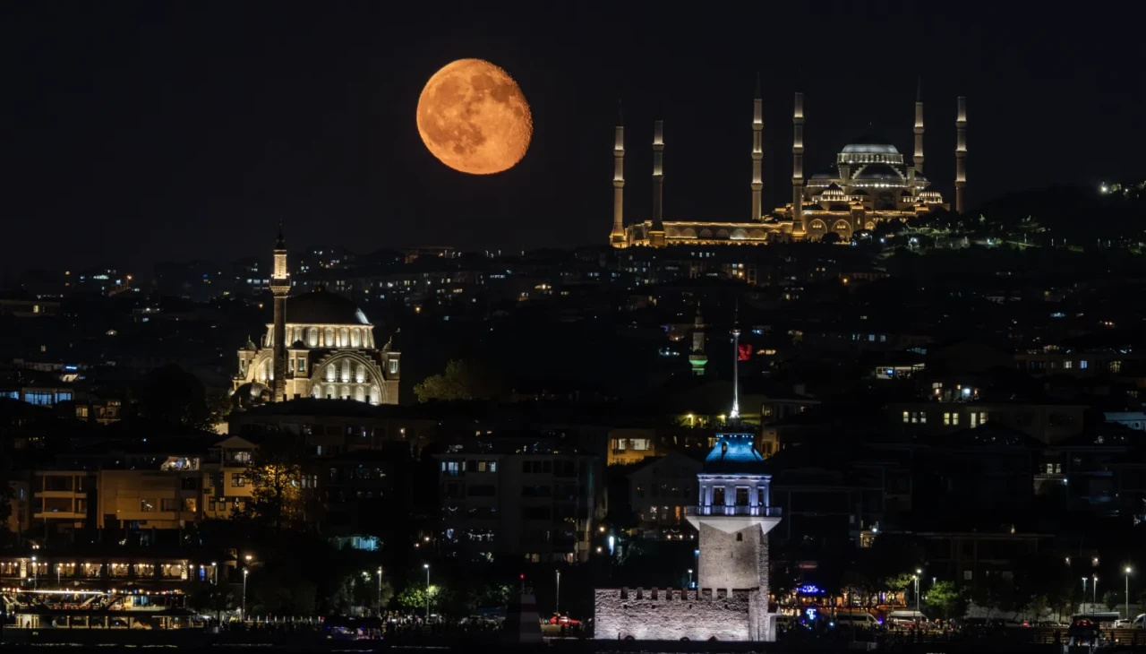 İstanbul'da "Şişkin Ay" büyüledi: İkonik siluetlerle muhteşem manzara