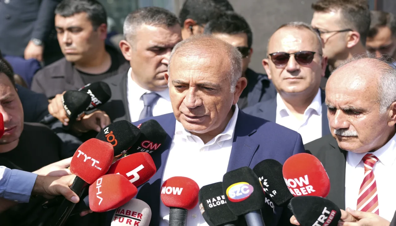 Gürsel Tekin’den CHP İstanbul İl Başkanlığı önünde açıklamalar