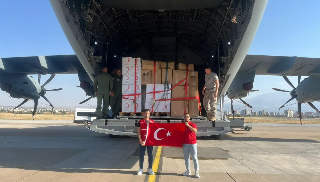 Türk Kızılayı Afganistan'daki depremzedelere yardım uçağı gönderdi