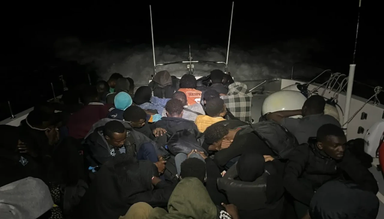 İzmir'de durdurulan 2 botta 107 düzensiz göçmen yakalandı 30 kişi kurtarıldı