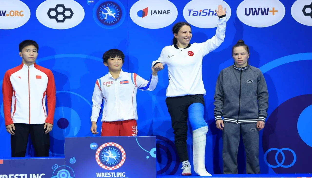 Milli güreşçi Evin Demirhan Yavuz madalyasını rakiplerinin omuzlarında aldı
