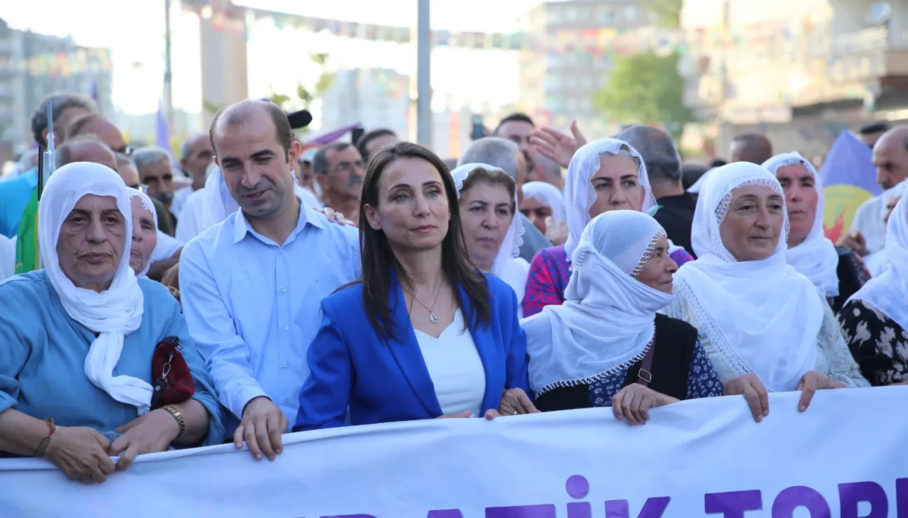 Diyarbakır'da 1 Eylül Dünya Barış Günü yürüyüşüne DEM Parti Eş Genel Başkanı Hatimoğulları da katıldı