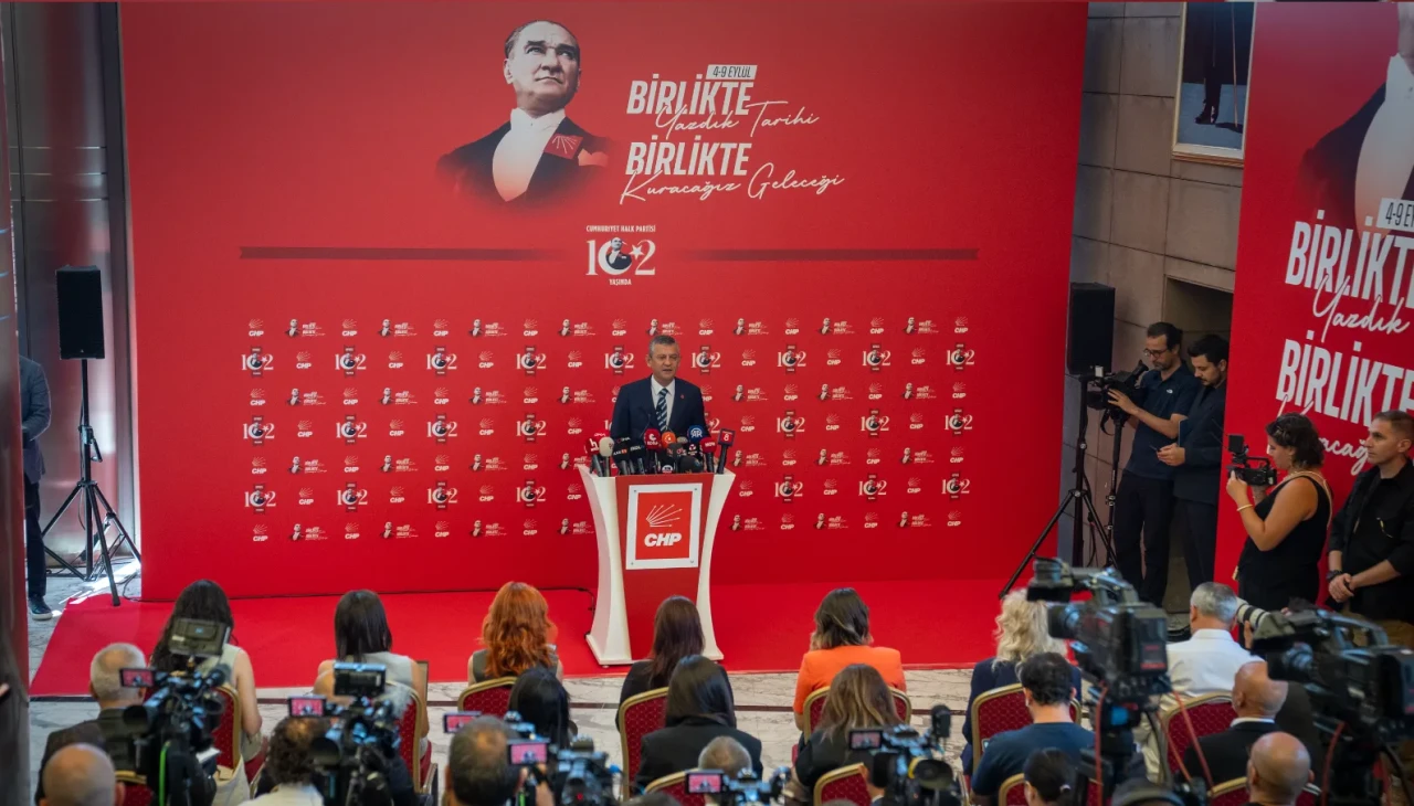 CHP Genel Başkanı Özgür Özel: Demokrasi tehdit altında yolumuza kararlılıkla devam edeceğiz