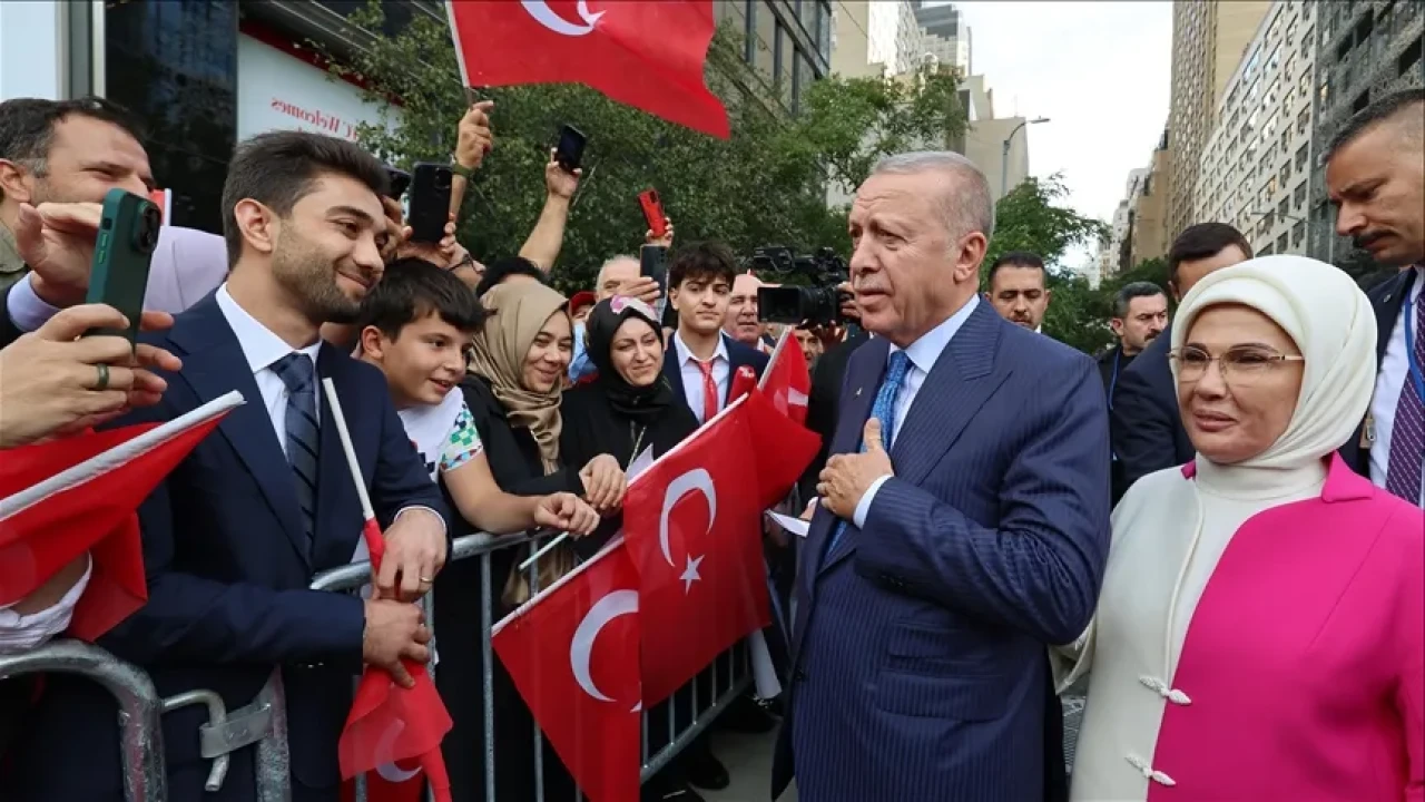 Cumhurbaşkanı Erdoğan, Türkevi'nde vatandaşların sevgi gösterileriyle karşılandı