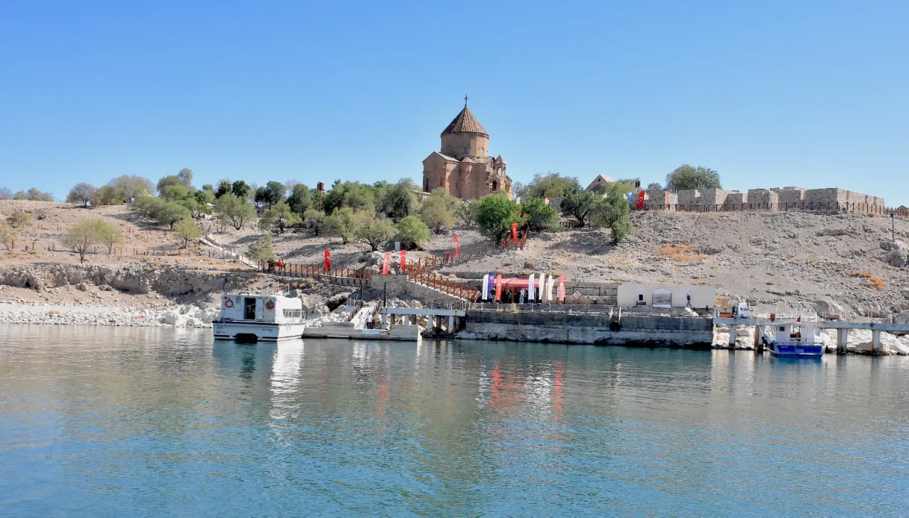 Akdamar Kilisesi'nde 13. ayin için ziyaretçi akını