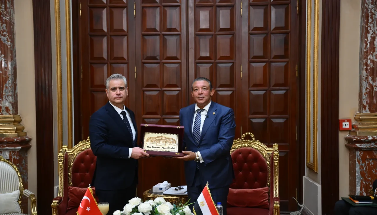 Kahire'de insani duruma dikkat çeken heyet Refah Sınır Kapısı'na yola çıktı