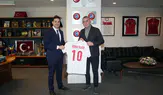 Ukrayna'nın Başkonsolosu Heorhii, TFF Başkanı Hacıosmanoğlu ile Görüşüp Forma Değiştirdi