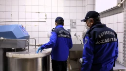 Akyazı'da hijyen faciası: Hamur ayakla çiğnendi, tatlı imalathanesi mühürlendi