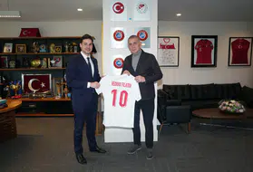 Ukrayna'nın Başkonsolosu Heorhii, TFF Başkanı Hacıosmanoğlu ile Görüşüp Forma Değiştirdi