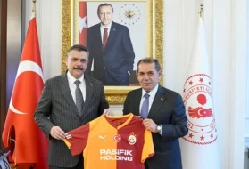 Galatasaray yönetimi, İçişleri Bakanı Mustafa Çiftçi'ye hediye ile ziyaret gerçekleştirdi