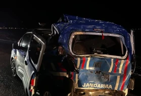 Erzurum’da gece feci kaza: Kontrolden çıkan tır jandarma ekibine çarptı, 4 yaralı