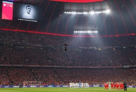 Münih'te efsane futbolcu Santamaría için saygı duruşu düzenlendi!