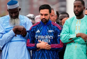 New York Belediye Başkanı Mamdani, bayram namazında Arsenal temalı cübbesiyle dikkat çekti