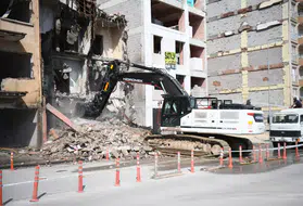Yeşilyurt'ta riskli yapıların yıkımına devam ediliyor