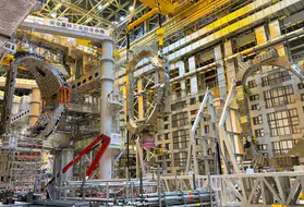 ITER’in füzyon reaktörünün kalbi şekilleniyor: Dev vakum kabı tokamak çukurunda birleşiyor