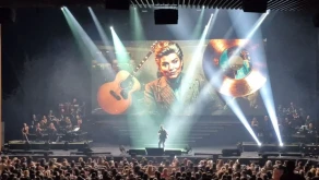 Emre Altuğ’dan masalsı gece: 70 yıllık Türk popu Zorlu’da yankılandı