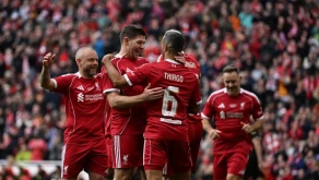 Anfield’da dostluk rüzgarı estiren efsaneler: Liverpool ve Dortmund 2-2 berabere kaldı