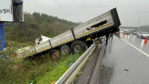 Kuzey Marmara Otoyolu'nda tır şarampole devrildi: 1 yaralı
