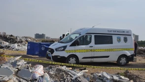Tarsus’ta hafriyat alanında halıya sarılı erkek cesedi bulundu