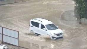 İzmir'de sağanak: Su baskınları ve ağaç devrilmesi hayatı durdurdu