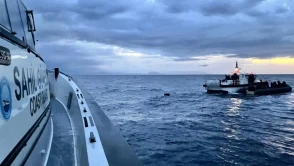 17 düzensiz göçmen, İzmir açıklarında motor arızası nedeniyle kurtarıldı