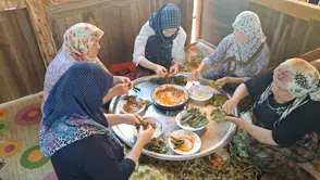 Başören'de düğün telaşı: Kadınlar imece usulüyle hem baklava açıyor hem dolma sarıyor