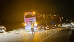 Gece yolculuğunda korku dolu anlar: Otobüs ile kamyonet çarpıştı
