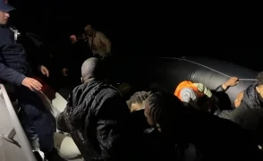 Son dakika: Foça açıklarında sürüklenen lastik bottaki 36 düzensiz göçmen kurtarıldı