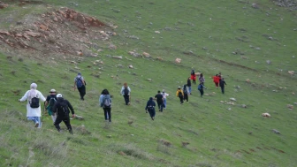 Muş'ta doğaseverler ters laleleri görmek için bir araya geldi