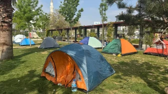 İstanbul'da vatandaşlar parklarda kalmaya devam ediyor