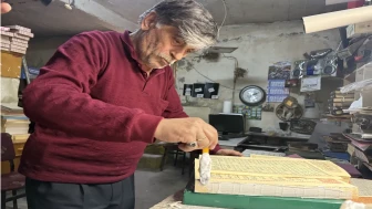 Erzincanlı Orhan Ersu 48 yıldır eski kitapları hayata döndürüyor