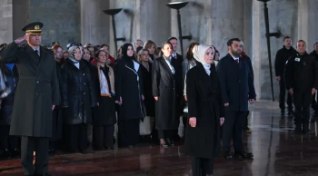 Türk kadınına seçme hakkının 91. yılı: Bakan Göktaş Anıtkabir'de