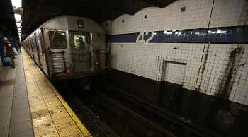 New York'ta dehşet anları: 56 yaşındaki yolcu metroda ateşe verildi! Saldırgan aranıyor