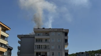 Bursa'da 6 katlı binanın çatısında yangın: Ekipler 2 saatlik müdahaleyle kontrol altına aldı