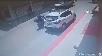 Adana'da motosiklet kazası: Kapıya çarpan sürücü hastaneye kaldırıldı