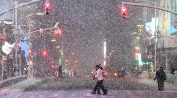 New York'ta büyük kar fırtınası: Ulaşım ağı tamamen kapatıldı