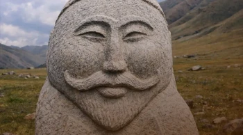 Göktürk heykellerindeki bıyıkların gizemi: Rütbe ve statü simgesi