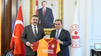 Galatasaray yönetimi, İçişleri Bakanı Mustafa Çiftçi'ye hediye ile ziyaret gerçekleştirdi