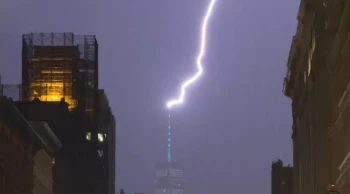 New York'ta fırtına: Özgürlük Kulesi'ne peş peşe yıldırım düştü