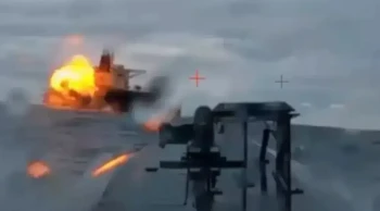 Yunanistan bayraklı petrol tankeri saldırıya uğradı: Mürettebat güvende, ama tehlike sürüyor