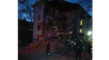 Rusya’da apartman çökmesi: 11 yaralı, enkaz altında başka hayatlar mı var?