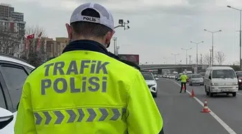 Sürücüler dikkat: Zafer Bayramı provası nedeniyle Vatan Caddesi'nde trafik akışı durdu