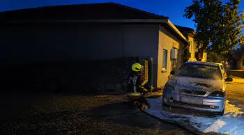 Sındırgı'da park halindeki otomobil alevlere teslim oldu: 3 itfaiyeci seferber oldu