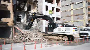 Yeşilyurt'ta riskli yapıların yıkımına devam ediliyor