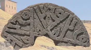 Kazı ekibi Mevlid Kandili'nde anlamlı bir eserle karşılaştı: Taşta altı kez Hz. Muhammed yazıyor