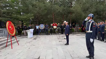 Kars'ta Zafer Bayramı Coşkusu Şehitlikte Anlamlı Törenle Taçlandı