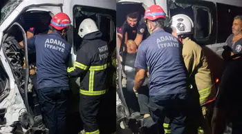 Erzin’de tırla çarpışan serviste sıkışan işçiler kurtarıldı