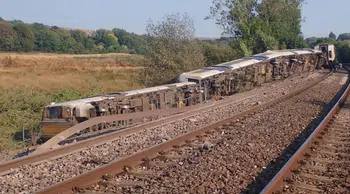 İngiltere'de tren kazası: Raydan çıkan yolcu treninde 30 yaralı, soruşturma başlatıldı
